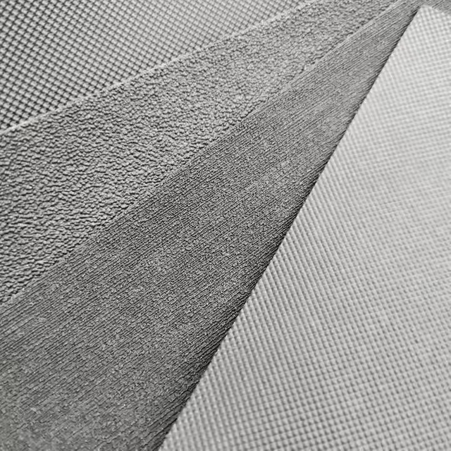 很耐用的 TPU 超细纤维皮革，带 100% 尼龙背衬，适用于安心鞋