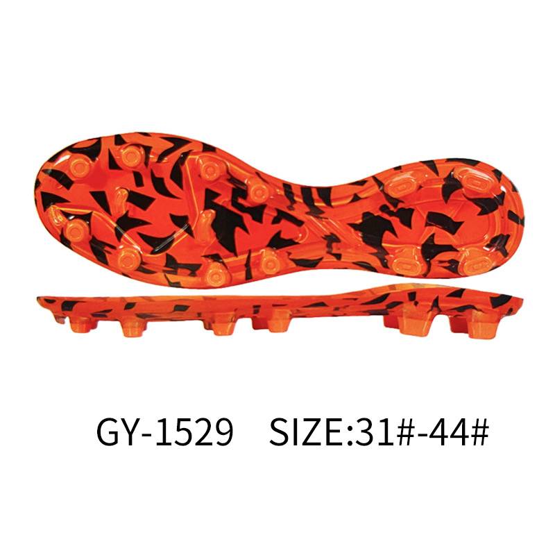 具有创新外底的足球鞋