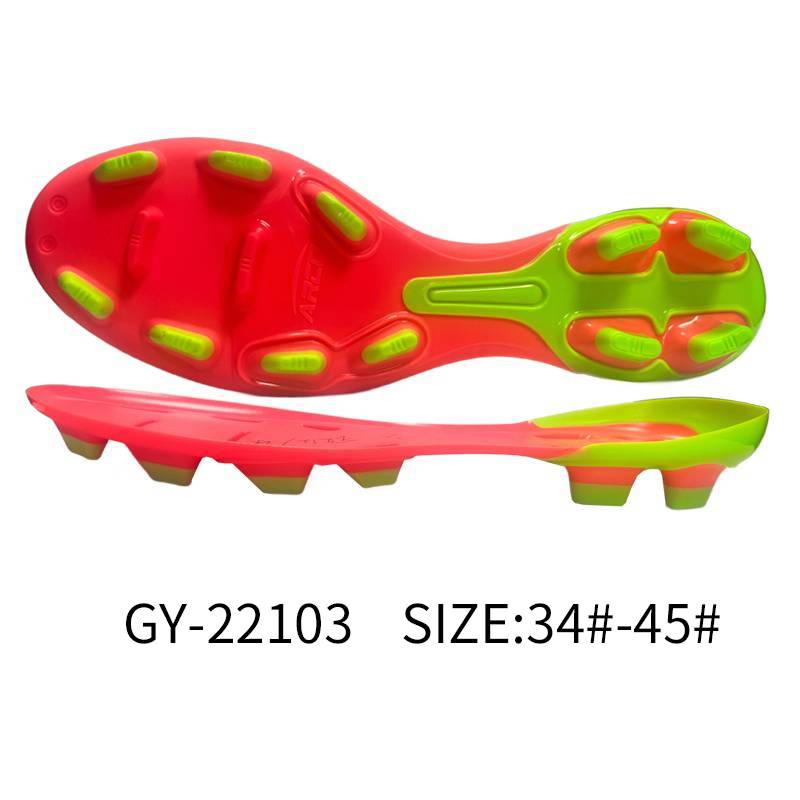 具有创新外底的足球鞋