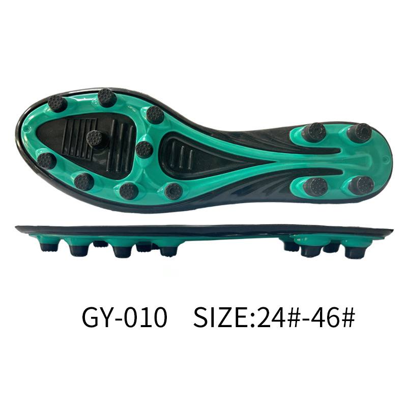 具有创新外底的足球鞋