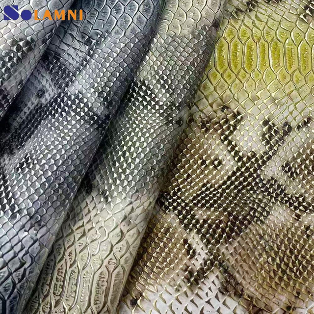 优质压纹蟒蛇皮 PU 皮革，烫金