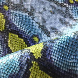 奢华质感 PVC 皮革，蛇皮设计