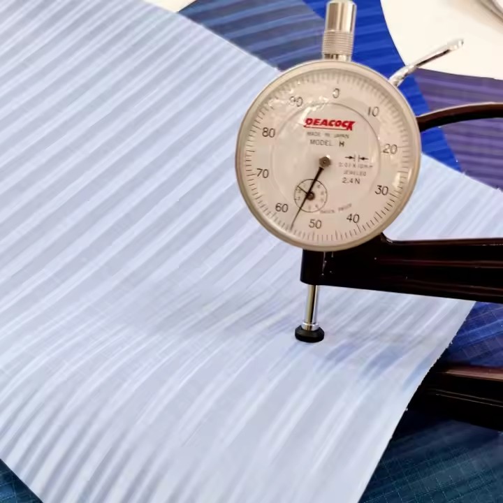 Bahan Tas Tangan Kerajinan Furnitur Kulit Kain PU Rexine Lurus Pola Kotak-kotak Kulit Khusus yang disesuaikan