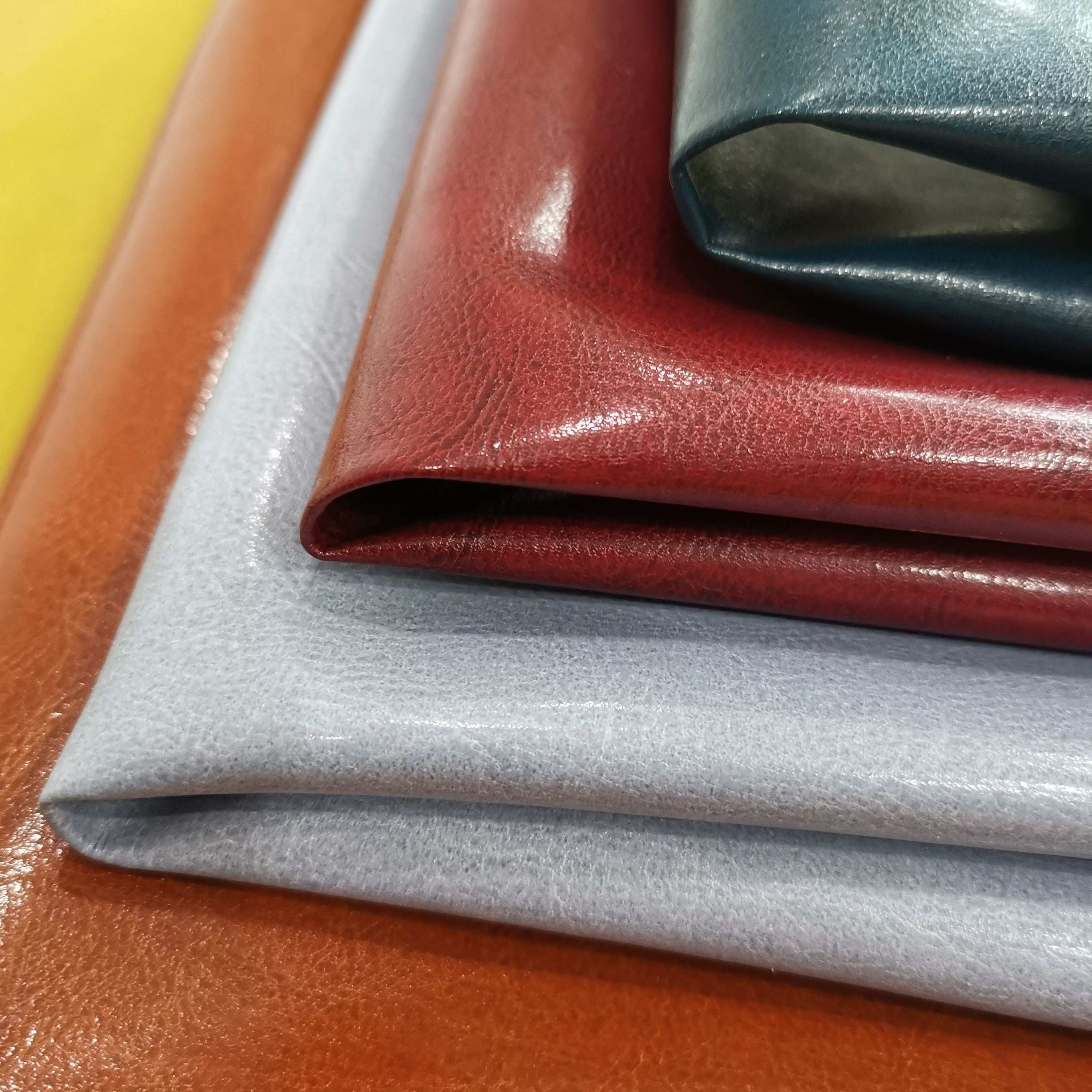 Hai t&ocirc;ng m&agrave;u thời trang in PU Microfiber với lớp l&oacute;t bằng da